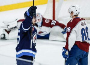 Scheifele marca duas vezes na noite marcante, mas Winnipeg Jets perde por 3-2 para o Avalanche – Winnipeg