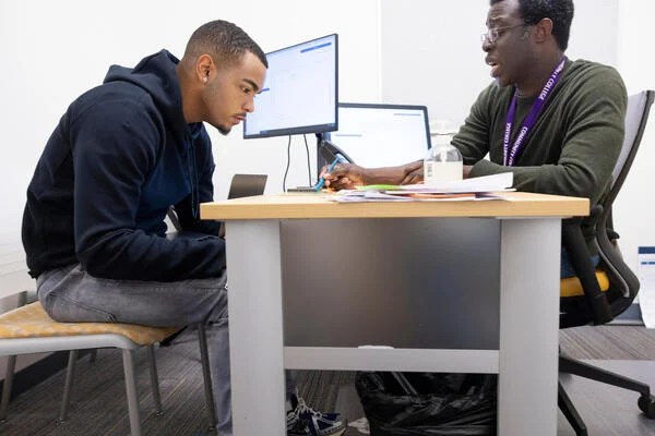 As taxas de suicídio juvenil diminuem, mas os riscos permanecem