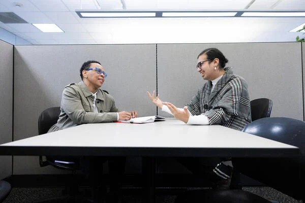 Graduados da CUNY enfrentam escassez de empregos de nível básico em Nova York