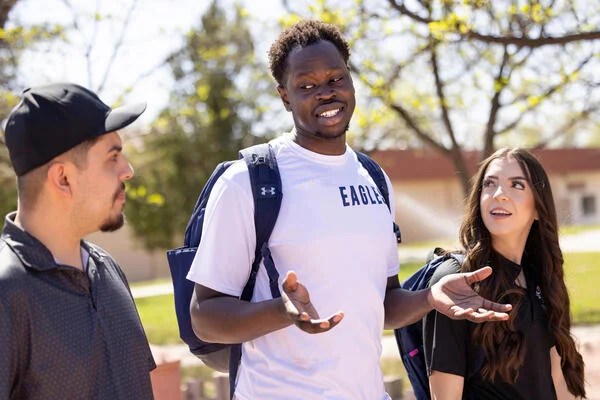 Relatório insta a Califórnia a melhorar o acesso à faculdade