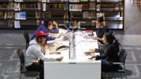Como as bibliotecas moldam a alfabetização em IA no campus
