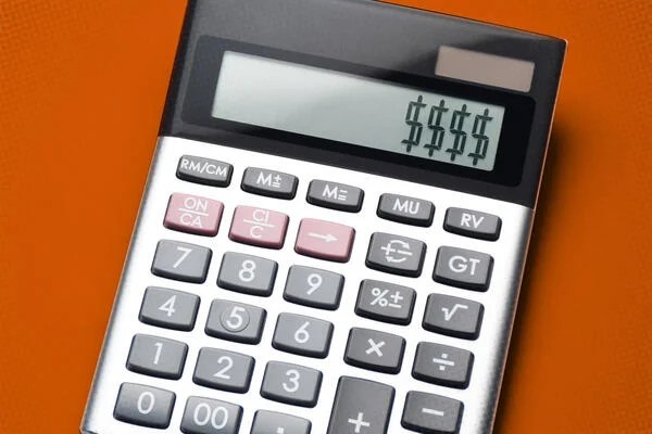 O preço líquido da mensalidade continua com tendência de queda