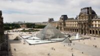 O assalto ao Louvre: falhas de segurança e rachaduras mais profundas no principal museu da França