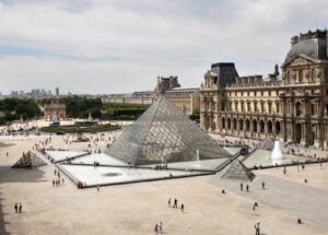 O assalto ao Louvre: falhas de segurança e rachaduras mais profundas no principal museu da França