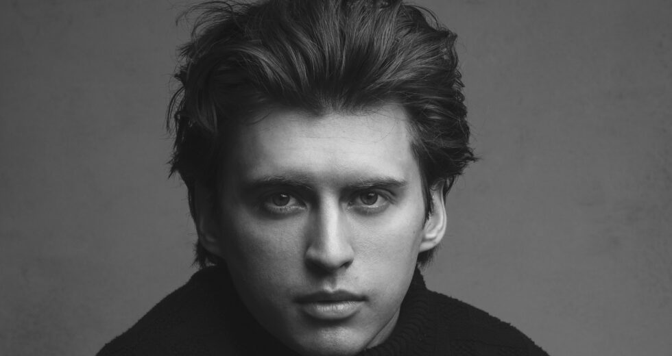 Dempsey Bryk foi promovido para série regular