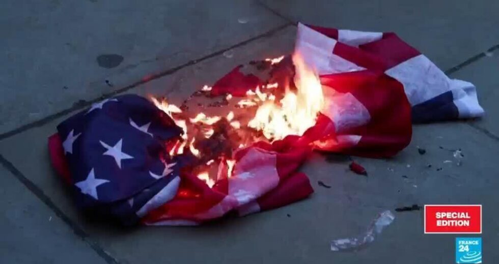 Pessoas se reúnem em todo o mundo após a morte de Khamenei no Irã