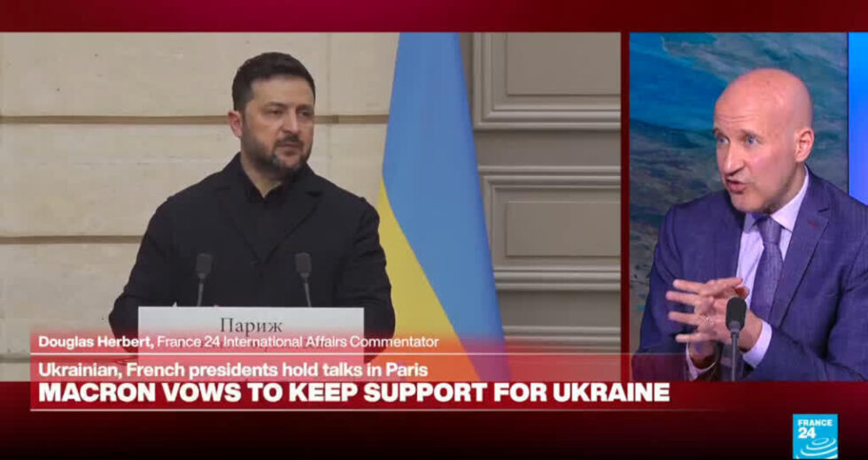 Zelensky em Paris: Macron não promete ‘trégua’ para a Rússia apesar da guerra no Oriente Médio