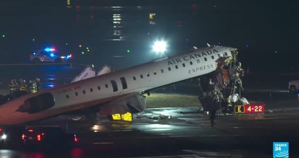 Avião colide com caminhão de bombeiros no aeroporto LaGuardia, em Nova York