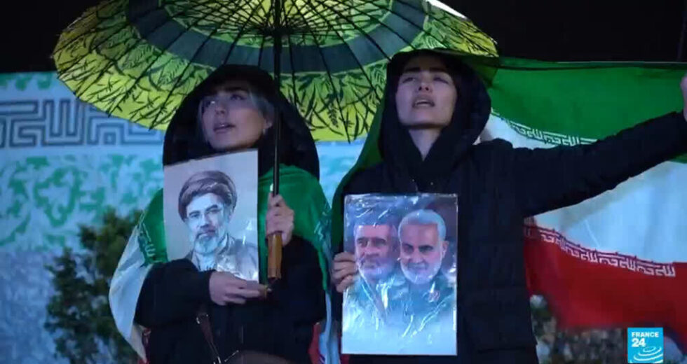 Imagens exclusivas: comícios noturnos pró-governo se espalham no Irã