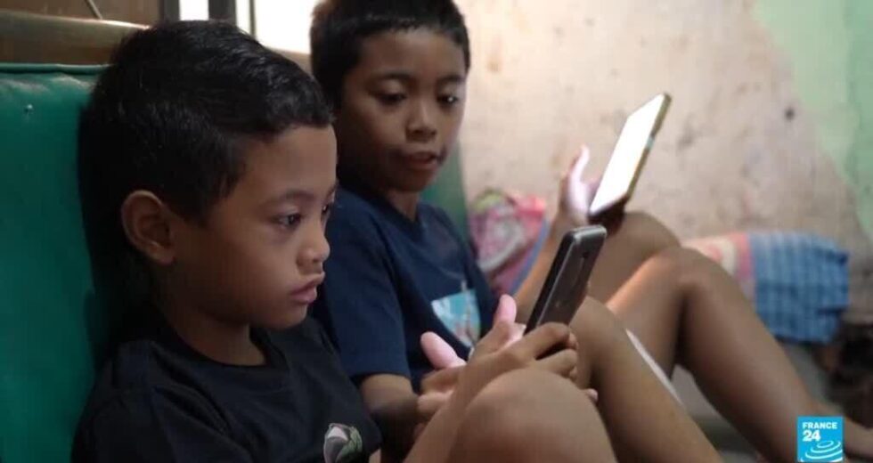 Indonésia começa a impor proibição de redes sociais para crianças menores de 16 anos