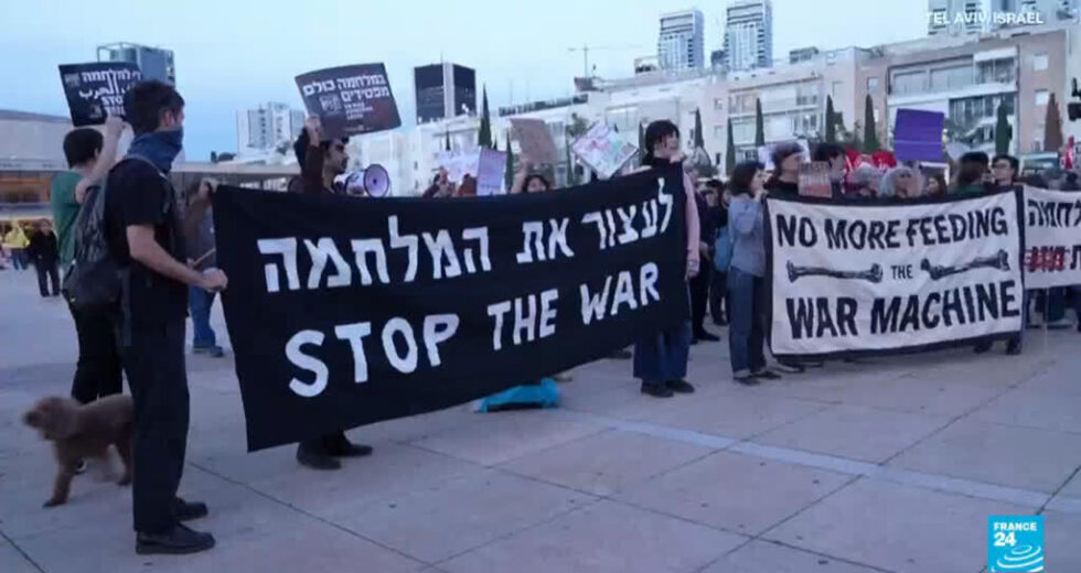 Protestos anti-guerra em Israel: Centenas de pessoas se reúnem em Tel-Aviv