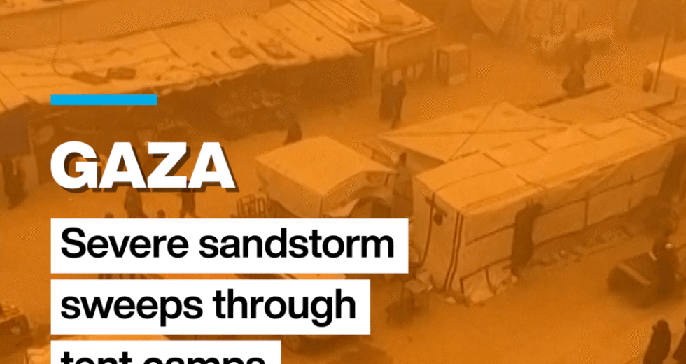 Forte tempestade de areia varre acampamentos de tendas em Gaza
