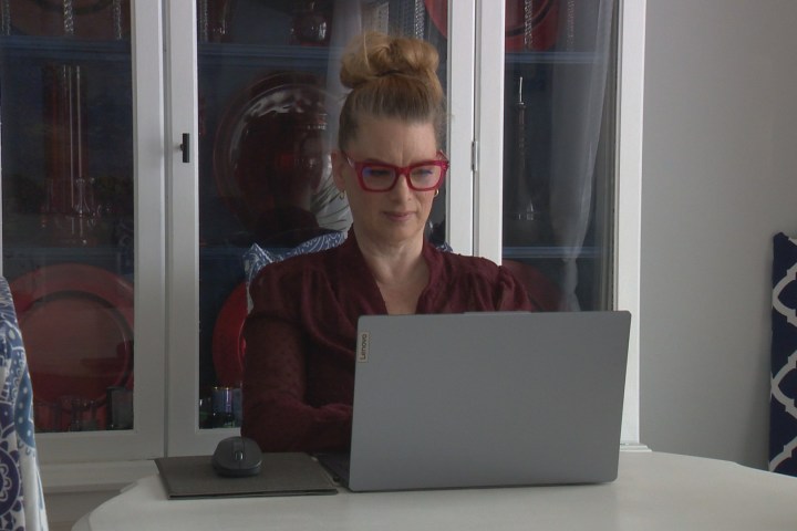 Mulher de Saskatoon inicia organização para apoio a distúrbios neurológicos