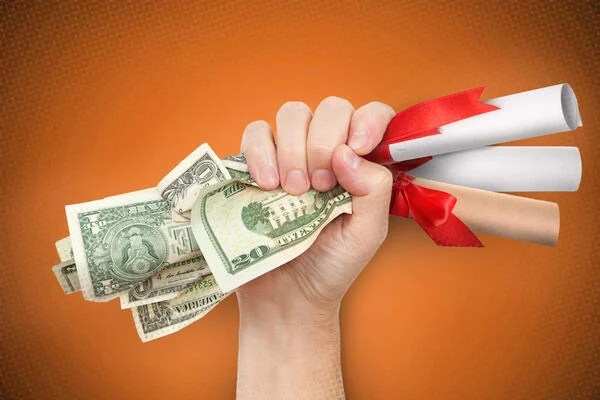 Os eleitores geralmente apoiam a limitação dos empréstimos para escolas de pós-graduação