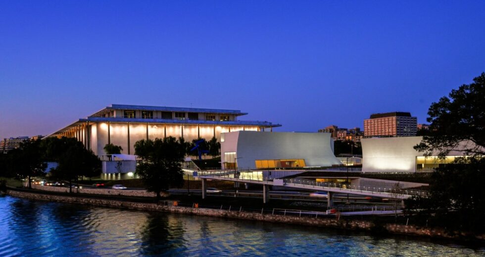 Os planos de renovação do Kennedy Center de Trump incluem reparos de água e novos assentos