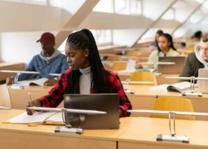 Quão bem as faculdades com fins lucrativos atendem aos estudantes negros?