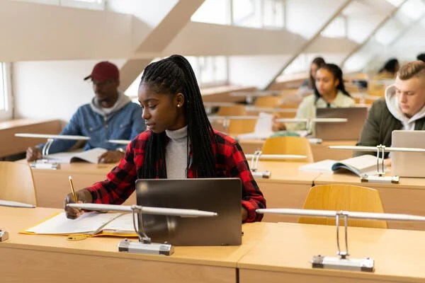 Quão bem as faculdades com fins lucrativos atendem aos estudantes negros?