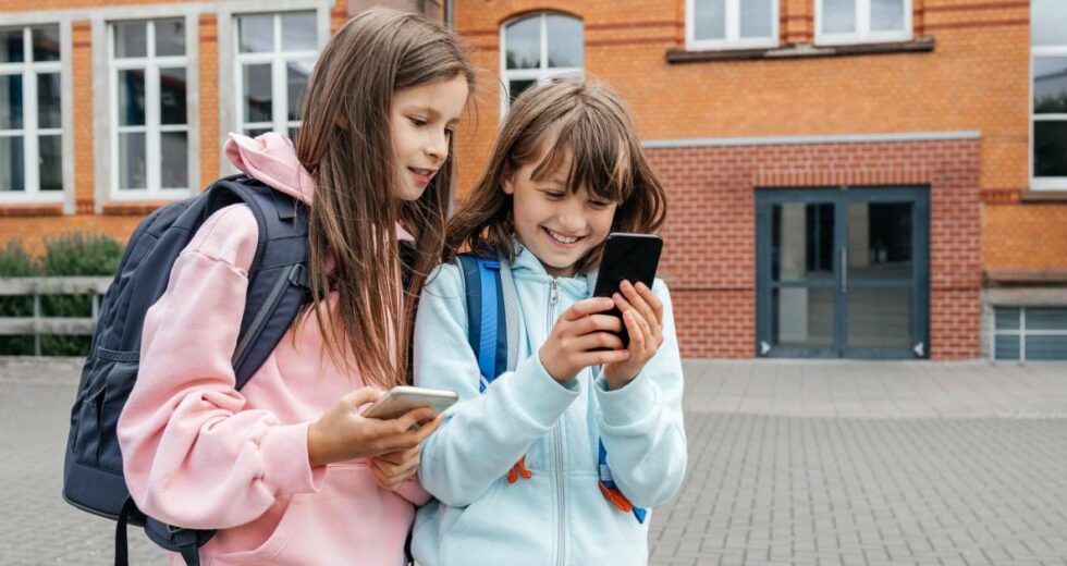 Os apelos para proibir as redes sociais para menores de 16 anos são “nada mais do que pânico moral”? Leitores discutem