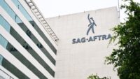 SAG-AFTRA & Studios estendem as negociações para a próxima semana em meio ao progresso à medida que o início das negociações do WGA se aproxima