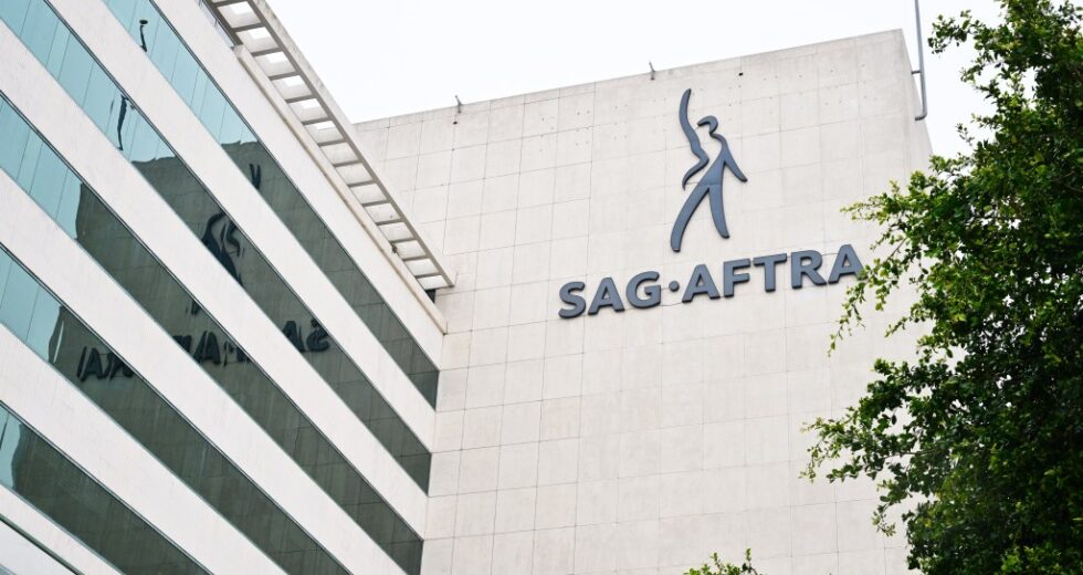 SAG-AFTRA & Studios estendem as negociações para a próxima semana em meio ao progresso à medida que o início das negociações do WGA se aproxima