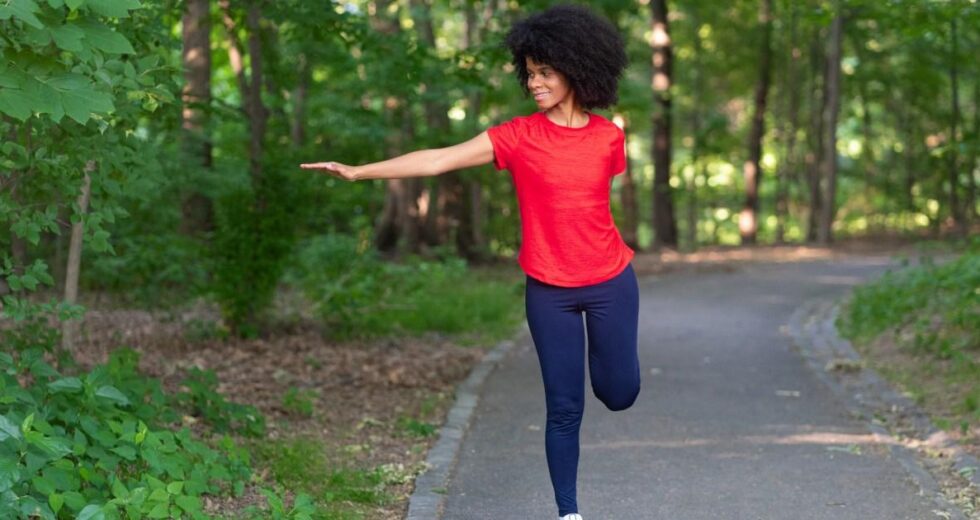 Quanto tempo você deve conseguir ficar em pé sobre uma perna só, de acordo com sua idade