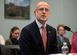 Hakeem Jeffries promete investigar o presidente da FCC após ameaça de licença