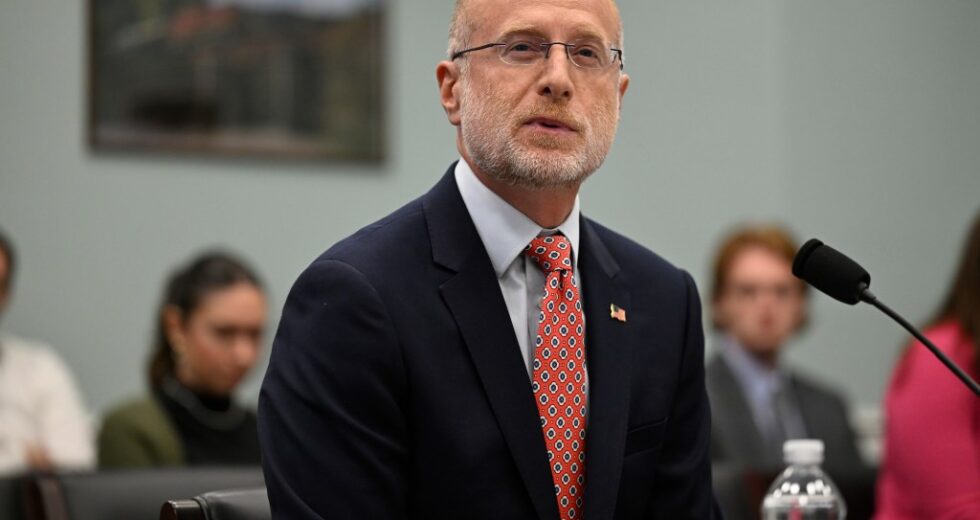 Hakeem Jeffries promete investigar o presidente da FCC após ameaça de licença