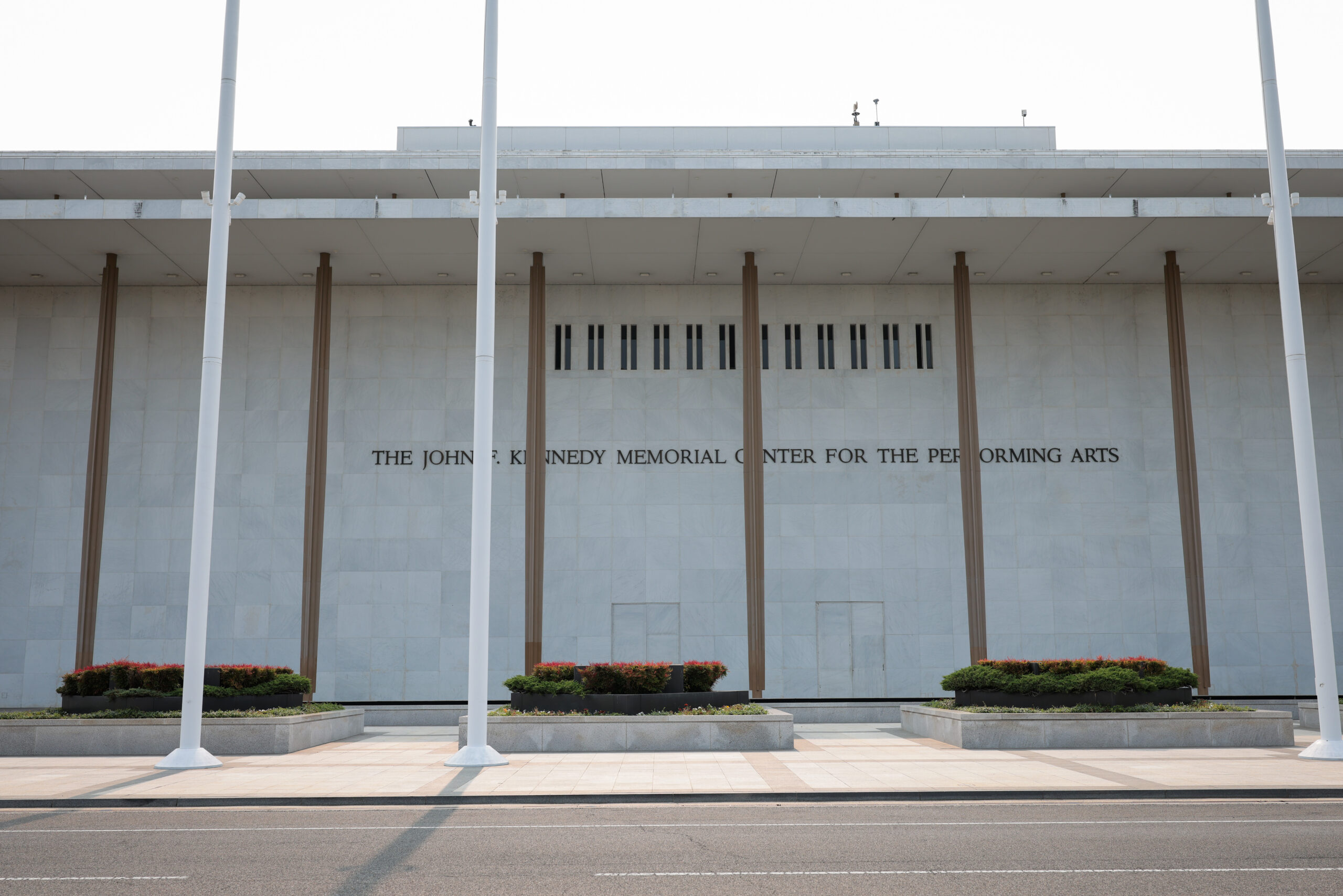 Joyce Beatty busca ordem para retirar nome de Trump do Kennedy Center