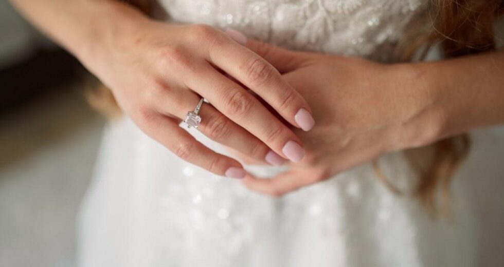 O pequeno erro que as noivas cometem que estraga um vestido de noiva horas antes da cerimônia