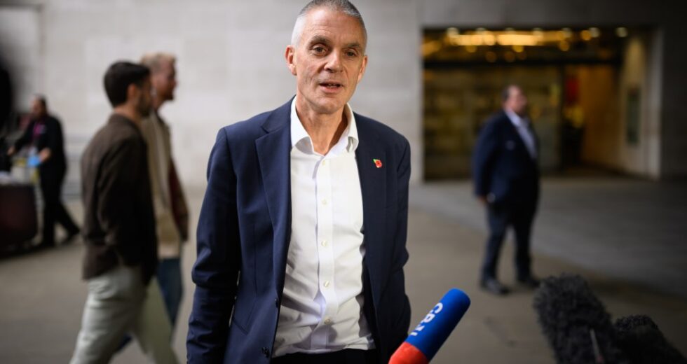 Tim Davie deixa a BBC falando sobre Netflix, renovação de charter e iPlayer