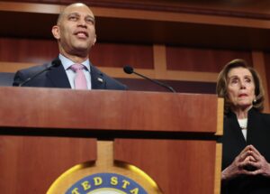 Democratas arrecadam US $ 2 milhões para provas intermediárias no evento Jeffries-Pelosi LA