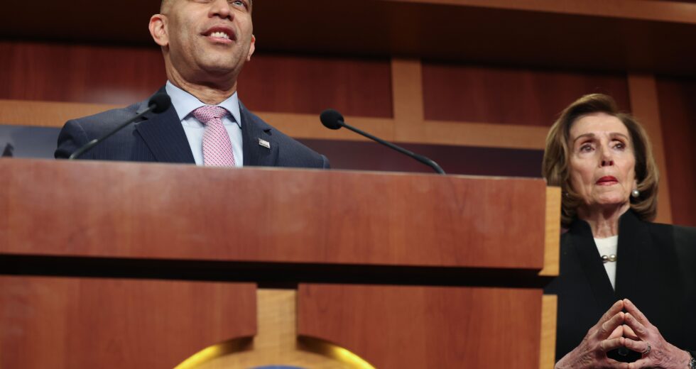 Democratas arrecadam US $ 2 milhões para provas intermediárias no evento Jeffries-Pelosi LA