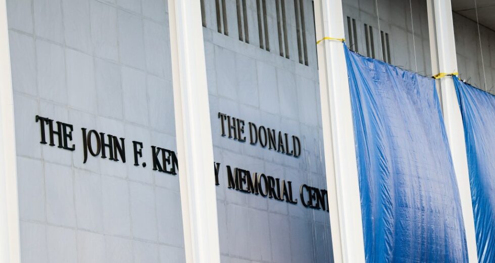 Kennedy Center deve permitir que membro do conselho expresse dissidência ao fechamento, decide juiz