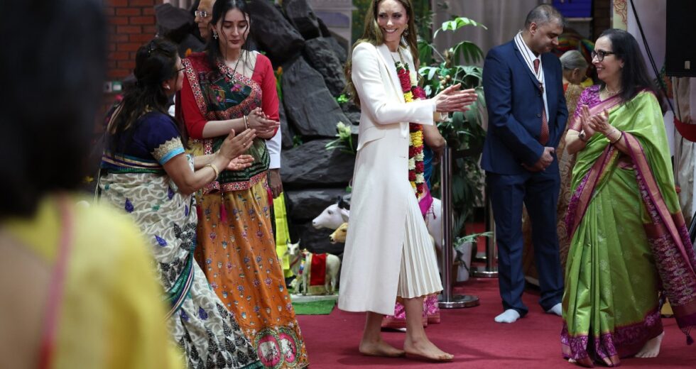 6 vezes Kate Middleton quebrou o protocolo real – desde tirar selfies até dançar descalça