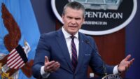 Pete Hegseth fica irritado quando repórteres o pressionam sobre a guerra no Irã