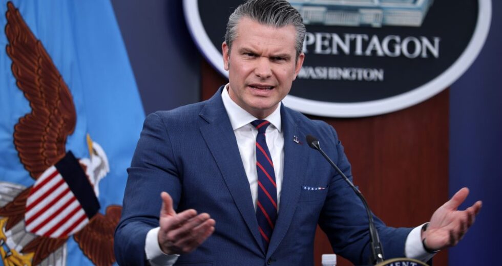 Pete Hegseth fica irritado quando repórteres o pressionam sobre a guerra no Irã