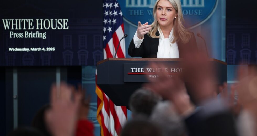 Secretário de imprensa de Trump vai à CNN por perguntar sobre a afirmação de Hegseth