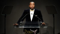 Roy Wood Jr. emite abertura do prêmio WGA com carga política