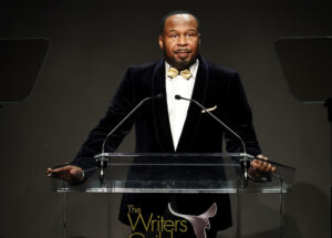 Roy Wood Jr. emite abertura do prêmio WGA com carga política
