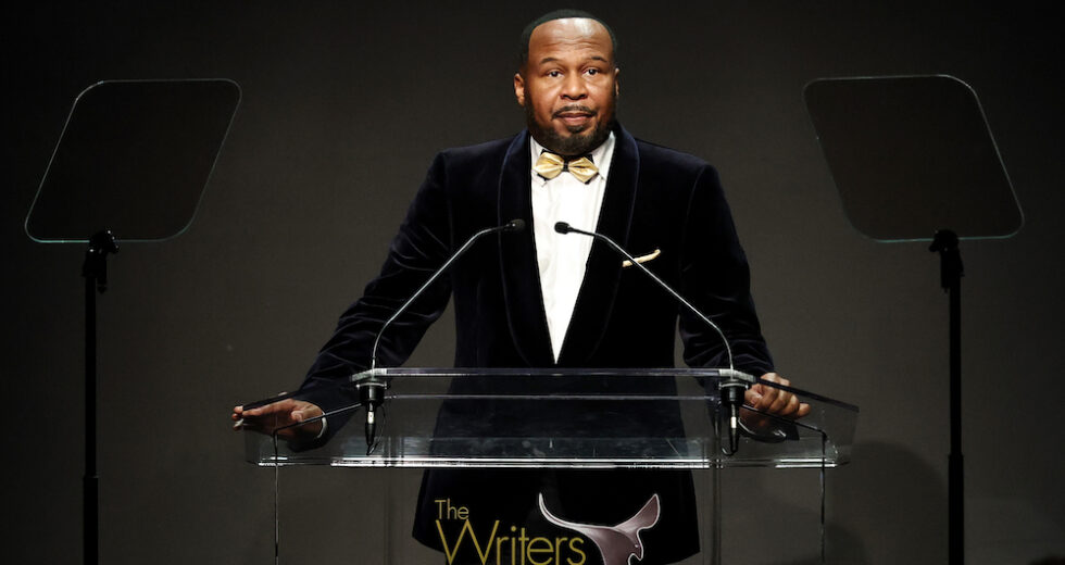 Roy Wood Jr. emite abertura do prêmio WGA com carga política