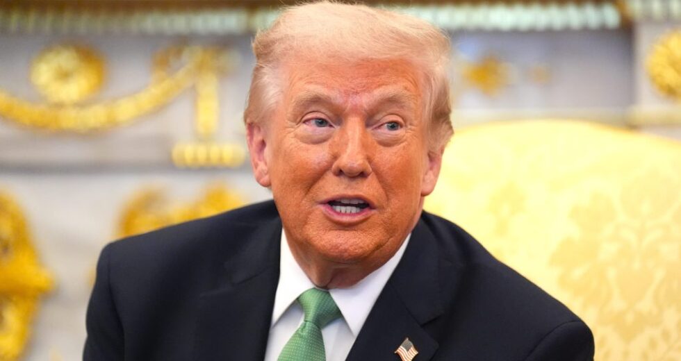 Trump acusa falsamente a BBC de usar IA para corrigir o discurso dos motins no Capitólio