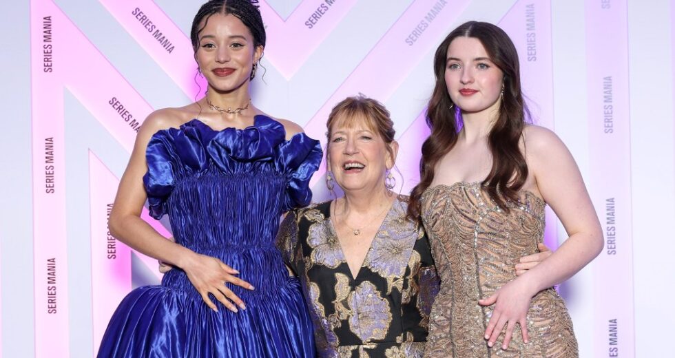 Mania da série de estreia de “Os Testamentos”: Chase Infiniti, Lucy Halliday