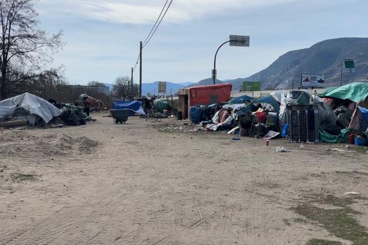 Pedido de despejo do campo de desabrigados de Penticton foi adiado, mas as frustrações permanecem