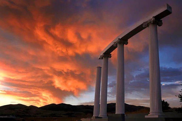 Fevereiro trouxe uma enxurrada de cortes de programas e pessoal