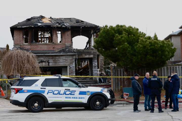 Pessoa desconhecida encontrada morta em incêndio em casa em Ontário enquanto família estava fora do país