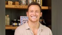 A estrela de ‘Stacey & Joe’ Joe Swash assina para o grupo Off Limits da YMU