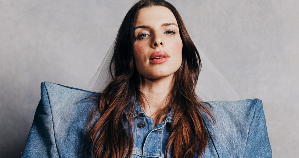 Filme de Christopher Briney ‘Clashing Through the Snow’ adiciona Julia Fox