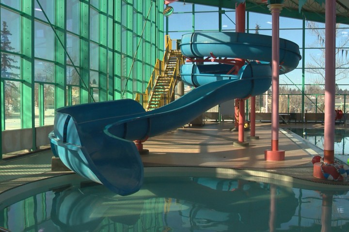 O grande tobogã azul do Lakewood Civic Center foi fechado por riscos de segurança