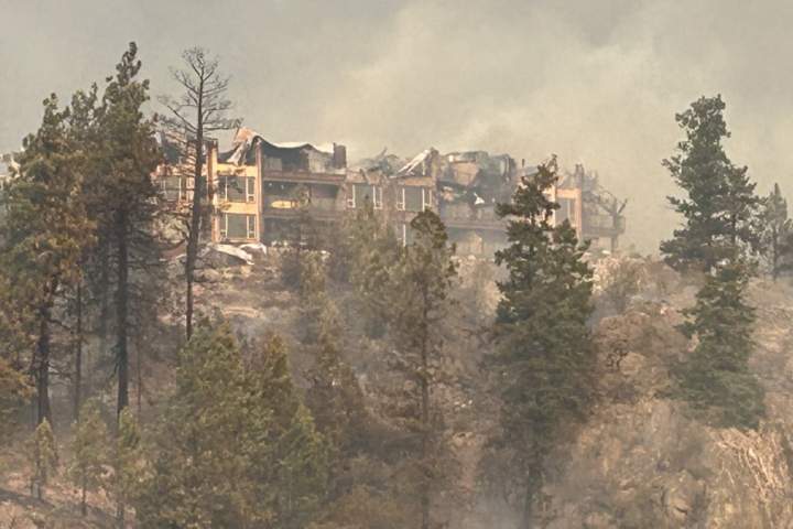 Homem de Kelowna multado em US$ 5 mil por voar drone durante incêndio florestal em McDougall Creek em 2023