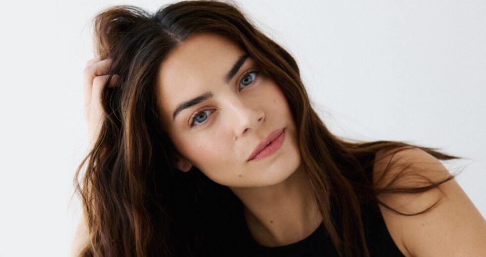 Lorenza Izzo se junta a Taylor Schilling no piloto da NBC ‘What The Dead Know’